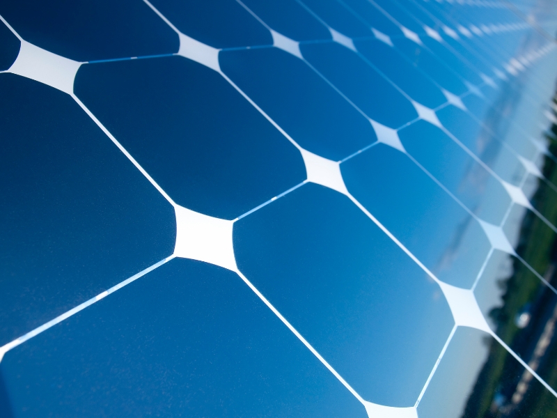 Descubre-como-transformar-tu-balcon-en-una-fuente-de-energia-sostenible-con-los-paneles-solares-Varitech-en-Granada.-Aprovecha-la-innovacion-para-generar-electricidad-limpia-y-reducir-tu-huella-am