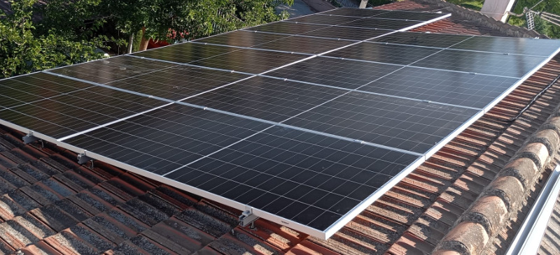 Descubre cómo Varitech transforma tu hogar en Baza con la instalación de autoconsumo fotovoltaico de 6 kW. Ahorra y cuida el medio ambiente