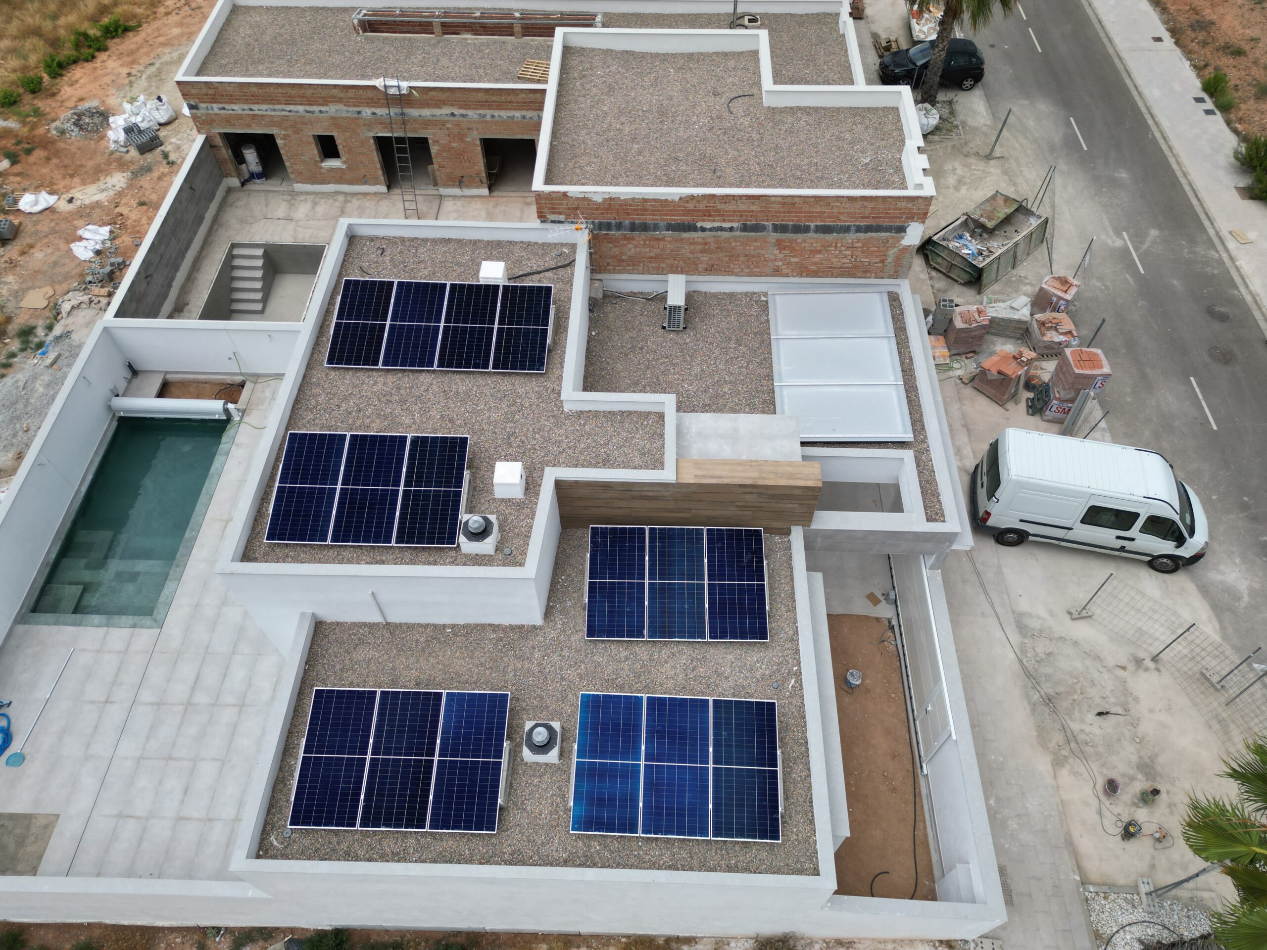 Descubre cómo Varitech transforma tu hogar en El Chaparral, Albolote con la instalación de autoconsumo fotovoltaico de 8 kW. Ahorra y cuida el medio ambiente.