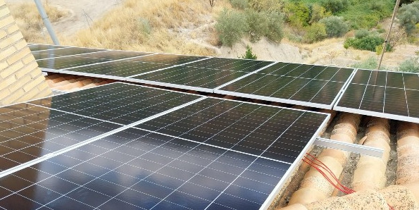 Descubre cómo Varitech transforma tu consumo energético en Alfacar con la instalación fotovoltaica de autoconsumo de 10 kW. Ahorra con energía limpia