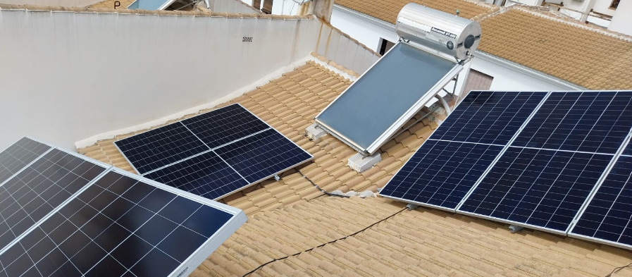 Varitech ofrece en Iznájar, Granada instalación fotovoltaica de autoconsumo de 4 kW. Energía solar para tu hogar