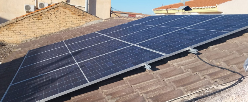 Varitech Ingeniería lleva la energía solar a Granada con instalaciones fotovoltaicas de autoconsumo de 4 kW en Churriana de la Vega, Granada.