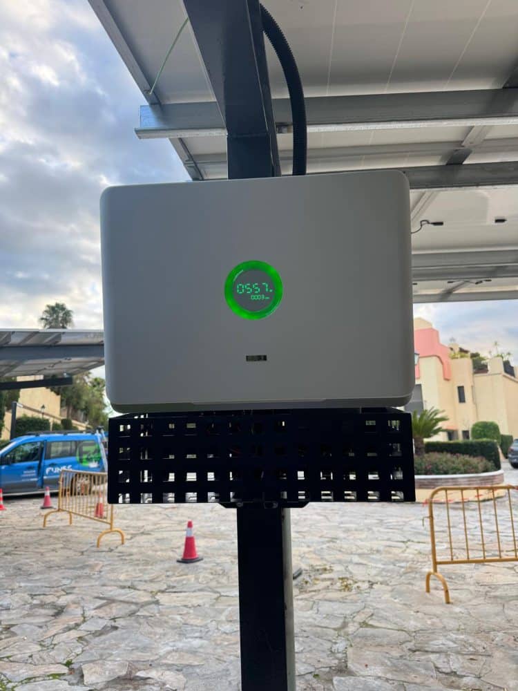 Montaje Inversor Marquesina Fotovoltaica Para Aparcamiento En Comunidad De Propietarios Montaje Inversor Marquesina Fotovoltaica Para Aparcamiento En Comunidad De Propietarios
